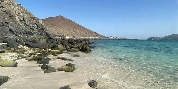 10 hidden and secret beaches in Dubai showing clear water, golden sand, and peaceful coastline