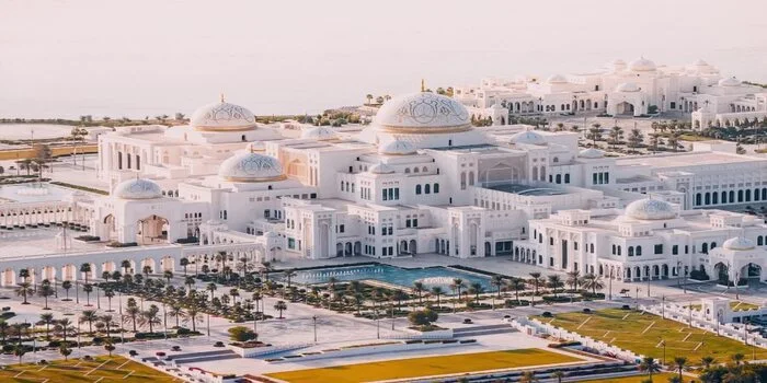 Top 20 places to visit in Abu Dhabi including mosques, museums, theme parks, and scenic spots