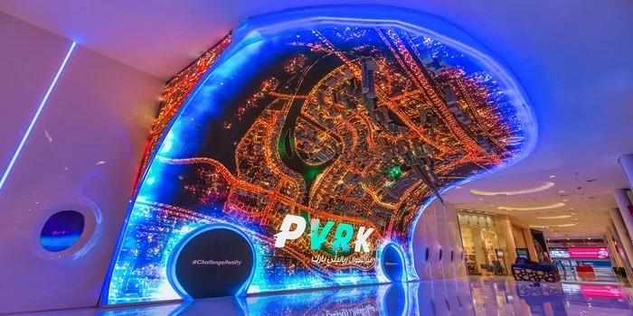 Dubai Mall attractions including aquarium, fountain, ice rink, and shopping areas
