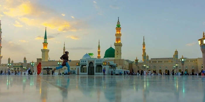 Things to do in Madinah showcasing mosques, museums, Mount Uhud, and family activities